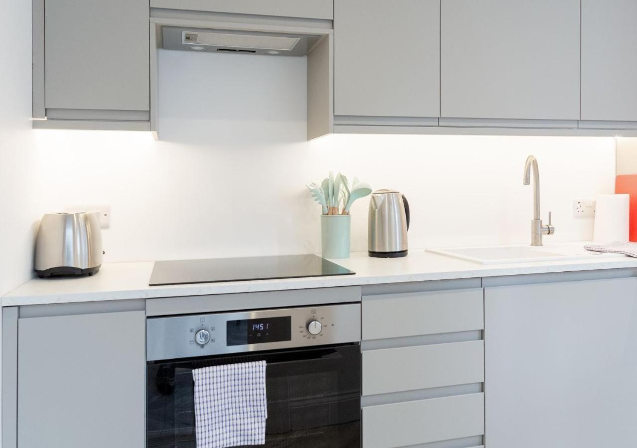 Casa de férias Bright & Airy 2bd - 10 Mins Walk To Chelt Centre!