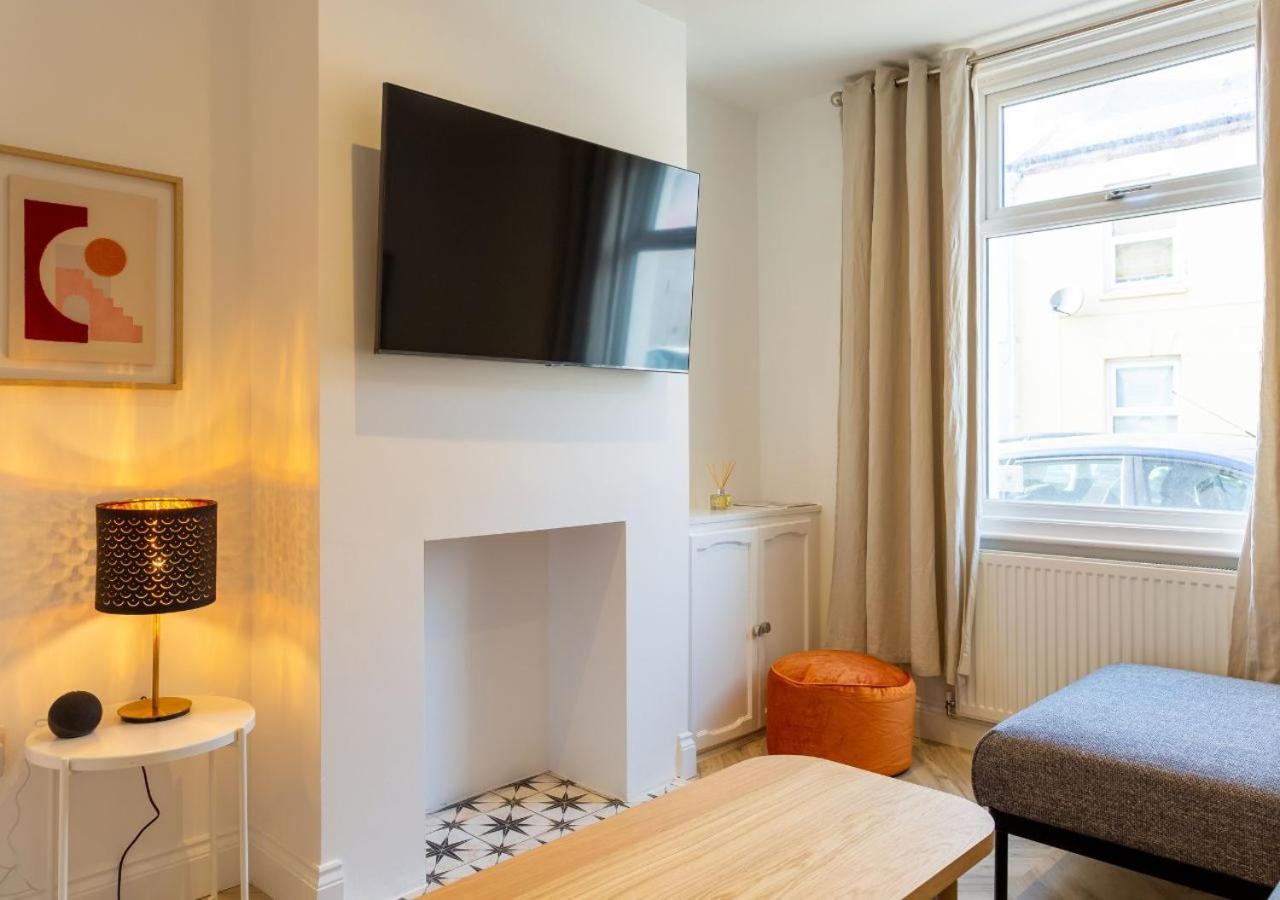 Bright & Airy 2bd - 10 Mins Walk To Chelt Centre! Casa de férias Cheltenham