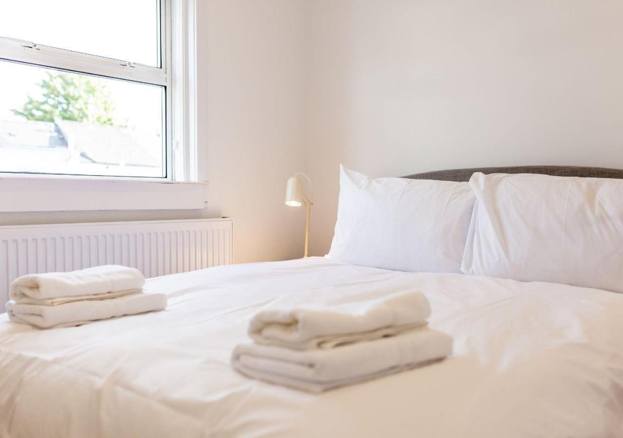Casa de férias Bright & Airy 2bd - 10 Mins Walk To Chelt Centre!